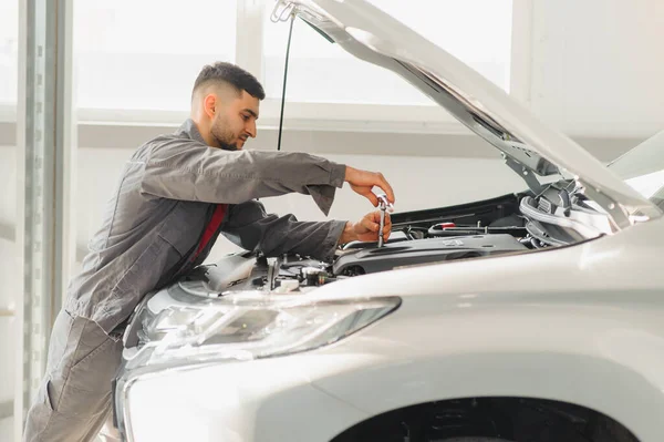 Pekerja Memperbaiki Mobil Pusat Perbaikan Mobil — Stok Foto