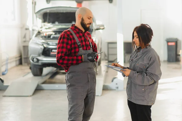 Grupo Trabalhadores Garagem Retrato — Fotografia de Stock