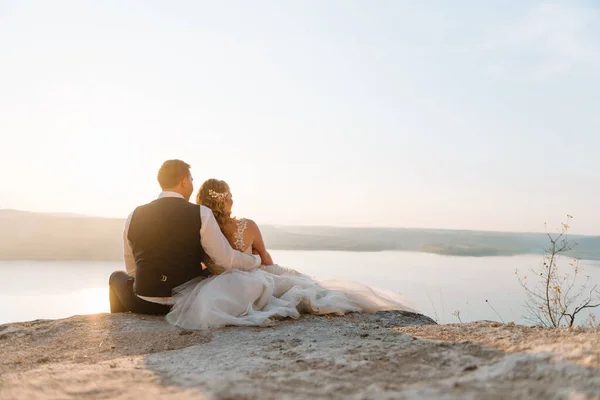 Novia Novio Atardecer Pareja Casada Romántica Par Novias Junto Mar —  Fotos de Stock