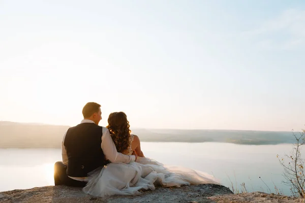 Sunset Romantik Evli Çiftte Gelin Damat Gün Batımında Deniz Kenarında — Stok fotoğraf