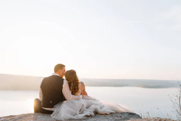 Menyasszony Vőlegény Sunset Romantikus Házaspároknál Pár Menyasszony Tenger Partján Naplementekor — Stock Fotó