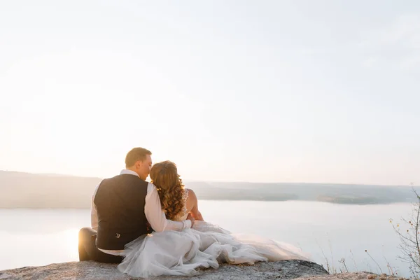 Novia Novio Atardecer Pareja Casada Romántica Par Novias Junto Mar —  Fotos de Stock