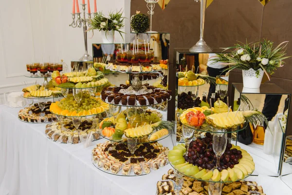 Deliciosos Doces Buffet Doces Casamento Com Sobremesas Cupcakes Tiramisu Biscoitos — Fotografia de Stock