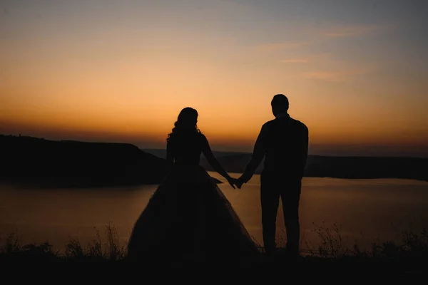 サンセット ロマンチックな夫婦の花嫁と新郎 日没時に海の花嫁のカップルが — ストック写真