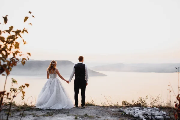 Menyasszony Vőlegény Sunset Romantikus Házaspároknál Pár Menyasszony Tenger Partján Naplementekor — Stock Fotó