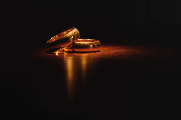 Όμορφα Δαχτυλίδια Χρυσού Γάμου Σκούρο Φόντο — Φωτογραφία Αρχείου