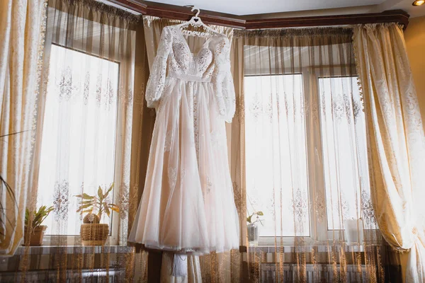 Das Kleid Der Braut Hängt Fenster — Stockfoto