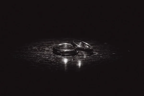 Hermosos Anillos Oro Boda Sobre Fondo Oscuro — Foto de Stock