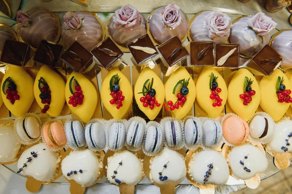 Deliziosi Dolci Sul Buffet Caramelle Nuziali Con Dolci Cupcake Tiramisù — Foto Stock