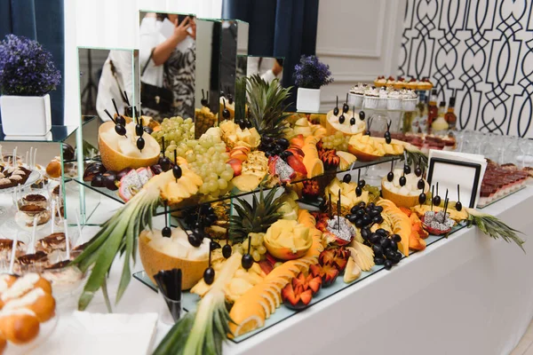 Heerlijke Zoetigheden Bruiloftsbuffet Met Desserts Cupcakes Tiramisu Koekjes — Stockfoto