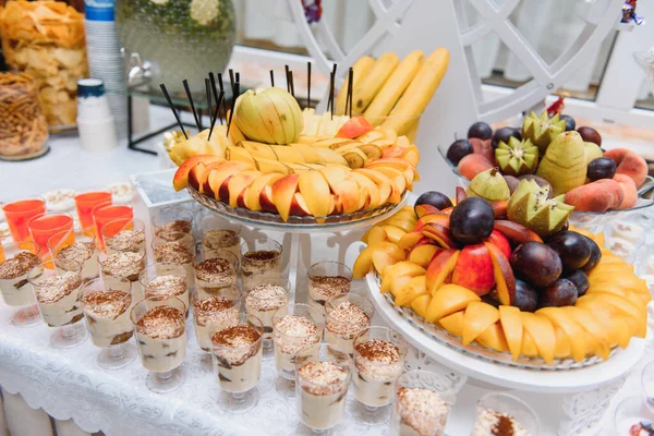 Deliciosos Dulces Buffet Dulces Boda Con Postres Cupcakes Tiramisú Galletas — Foto de Stock