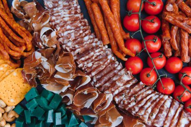 Et ve peynir aperatifleri. Antipasti ve farklı et ve peynir ürünleriyle servis tabağı..