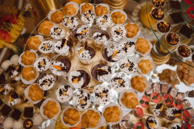 Tatlı, kek, tiramisu ve kurabiyelerle düğün şekerleri büfesinde lezzetli tatlılar.