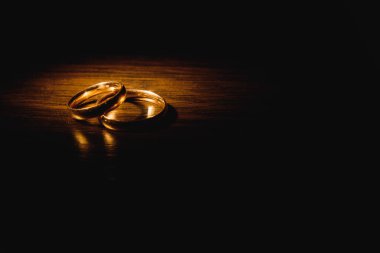 Koyu arkaplanda güzel alyanslar.