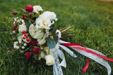 Gelin düğün çiçeklerinin güzel buketi taze pembe güller ve alstroemeria gelin süsü. Yaz günü taze düğün çiçekleri. Evlilik günü. Şık bir düğün buketi, güzel bir buket