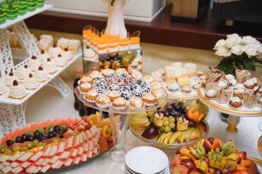 Tatlı, kek, tiramisu ve kurabiyelerle düğün şekerleri büfesinde lezzetli tatlılar.