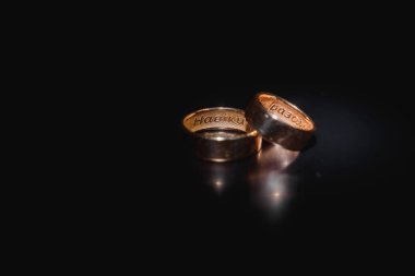 Koyu arkaplanda güzel alyanslar.