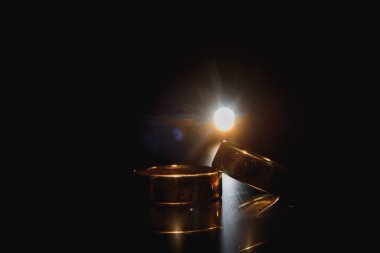 Koyu arkaplanda güzel alyanslar.