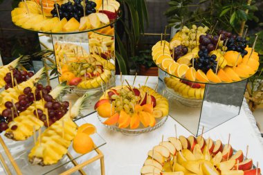 Meyveli tatlılar, krema, bisküvi. Farklı tatlı hamur işleri, küçük renkli tatlı kekler, makaron ve tatlı büfedeki diğer tatlılar. Doğum günü için çikolata.