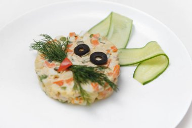 bebek salatası tabakta bir tavşan şeklinde sunulmuştu.