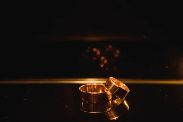 Koyu Arkaplanda Güzel Altın Yüzükler — Stok fotoğraf