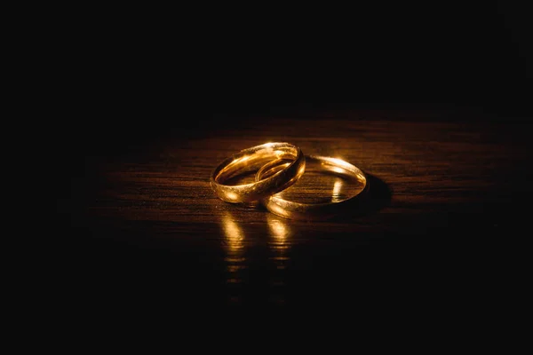 Vackra Bröllop Guld Ringar Mörk Bakgrund — Stockfoto