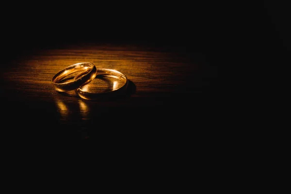Mooie Bruiloft Gouden Ringen Donkere Achtergrond — Stockfoto