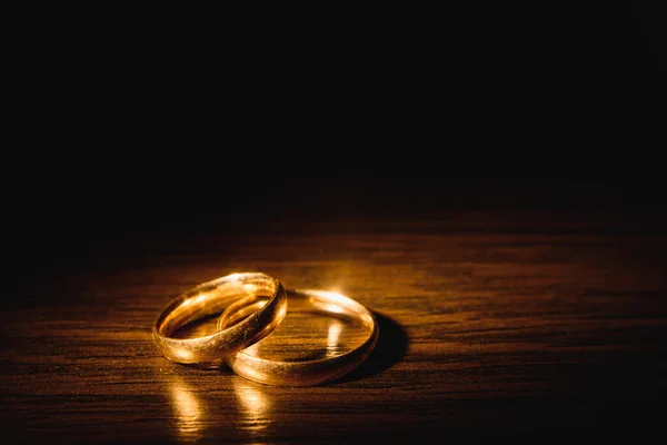 Hermosos Anillos Oro Boda Sobre Fondo Oscuro — Foto de Stock