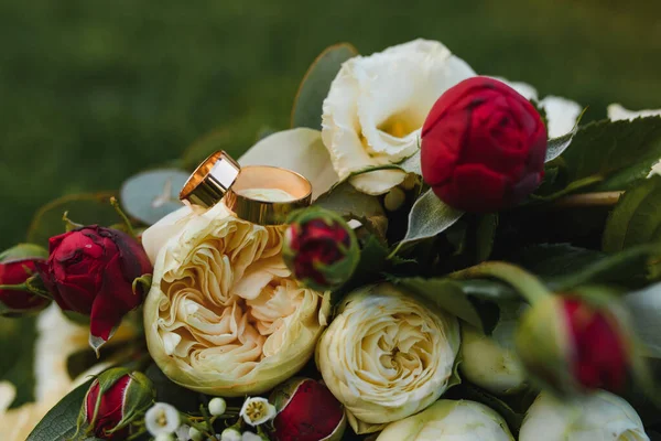 Krásná Svatební Kytice Nevěsty Svatební Květiny Čerstvé Růžové Růže Alstroemeria — Stock fotografie
