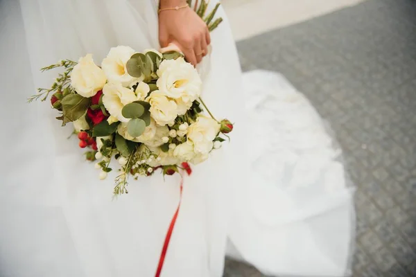 Красивий Весільний Букет Нареченої Весільні Квіти Свіжі Рожеві Троянди Альстромерії — стокове фото