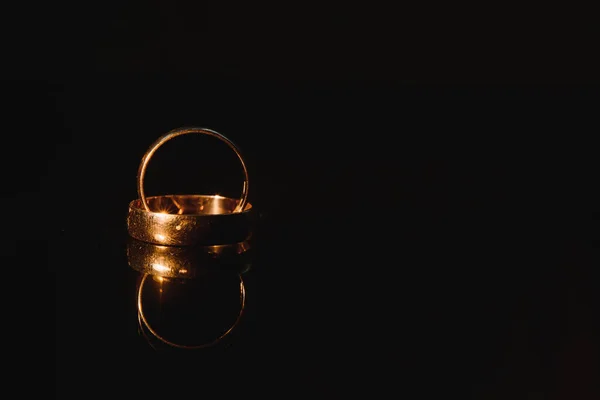 Krásné Svatební Zlaté Prsteny Tmavém Pozadí — Stock fotografie