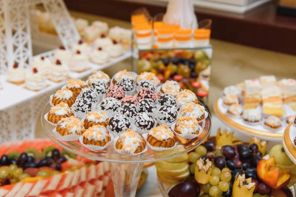 Postres Con Frutas Mousse Galletas Diferentes Tipos Pasteles Dulces Pequeños —  Fotos de Stock