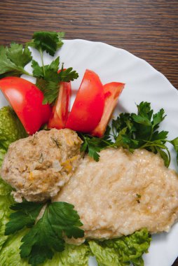 Tahta arka planda et ve sebzeli patates püresi.