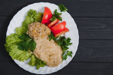 Tahta arka planda et ve sebzeli patates püresi.