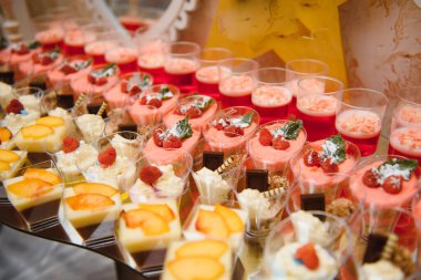 Tatlı, kek, tiramisu ve kurabiyelerle düğün şekerleri büfesinde lezzetli tatlılar.