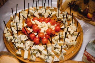 Et ve peynir aperatifleri. Antipasti ve farklı et ve peynir ürünleriyle servis tabağı..