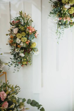 Açık hava düğün töreninde çiçek süslemeleri