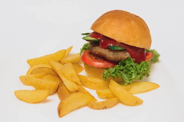 Gustosi Hamburger Patatine Fritte Salsa Peperoncino Piatto Bianco Fast Food — Foto Stock