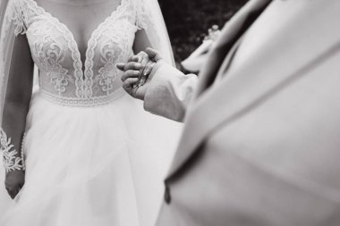 Düğün teması, el ele tutuşmalar, yeni evliler.