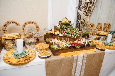 Et ve peynir aperatifleri. Antipasti ve farklı et ve peynir ürünleriyle servis tabağı..