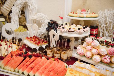 Tatlı, kek, tiramisu ve kurabiyelerle düğün şekerleri büfesinde lezzetli tatlılar.
