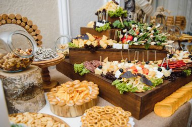 Et ve peynir aperatifleri. Antipasti ve farklı et ve peynir ürünleriyle servis tabağı..