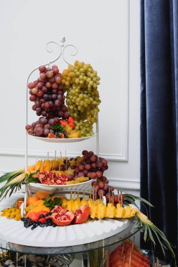 Bir tabak taze meyve ve peynir.