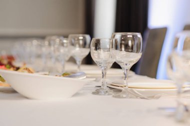 Festival sofra gözlük. Düğün masa dekor kavramı. Tablo ayarı klasik tarzda setout. Güzel Sanatlar.