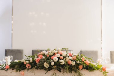 Açık hava düğün töreninde çiçek süslemeleri