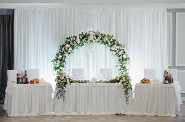 Lüks bir düğün salonundaki masaların görüntüsü.