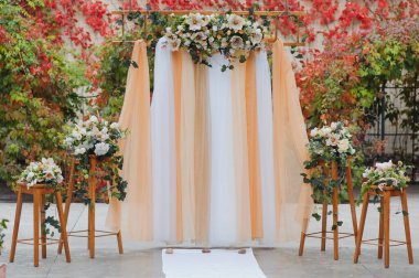 Açık hava düğün töreninde çiçek süslemeleri