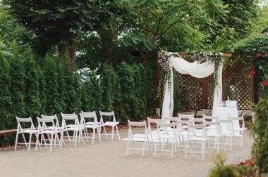 Açık hava düğün töreninde çiçek süslemeleri