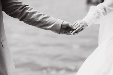 Düğün teması, el ele tutuşmalar, yeni evliler.