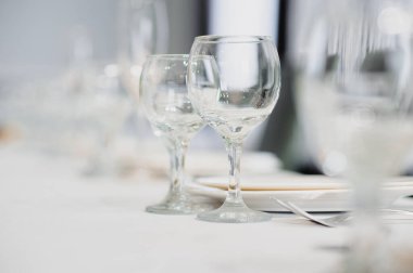 Masa evdeki yemek masasına kurulur. Güzel ev konsepti.